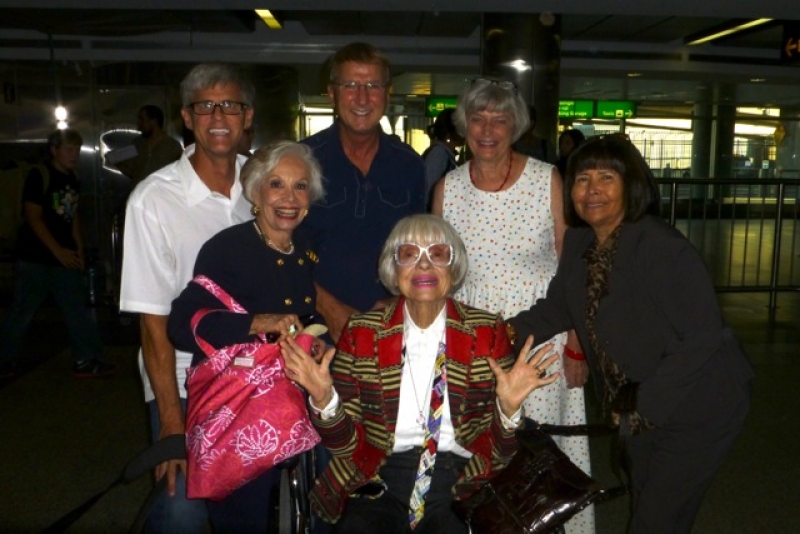 Arriving in New York - Jerry Green, Gloria, Gary Hall, Carol Channing, Donna Martin and Sylvia Long